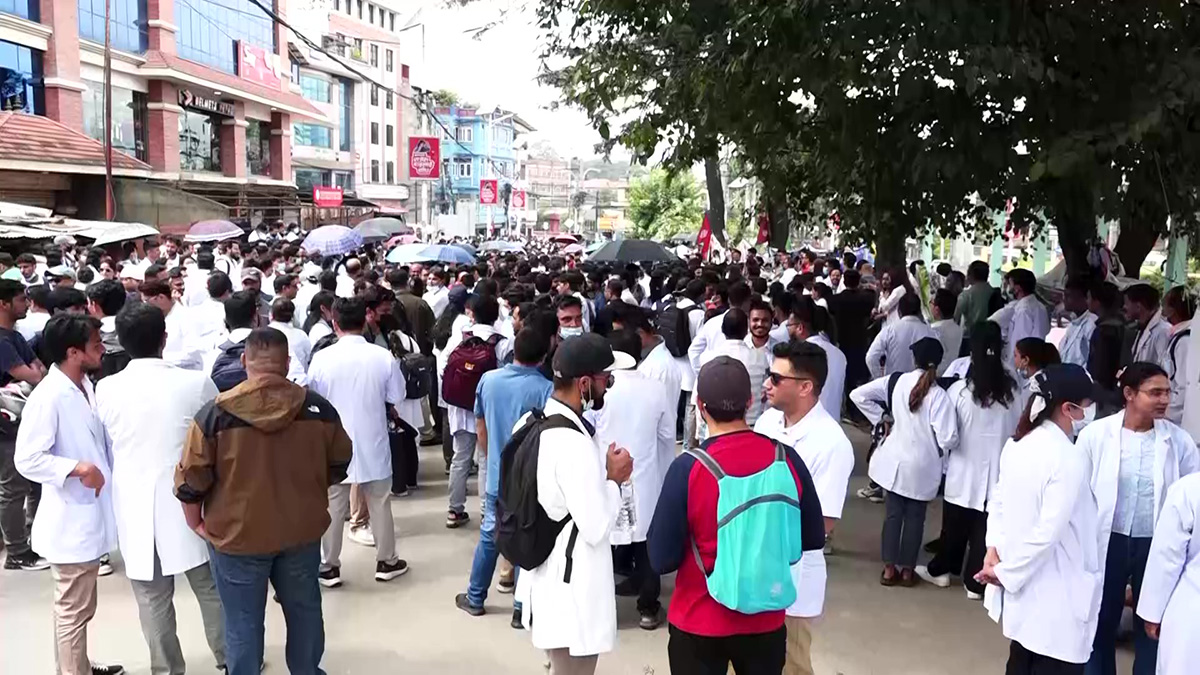 doctors protest - frame at 0m0s1696069637.jpg
